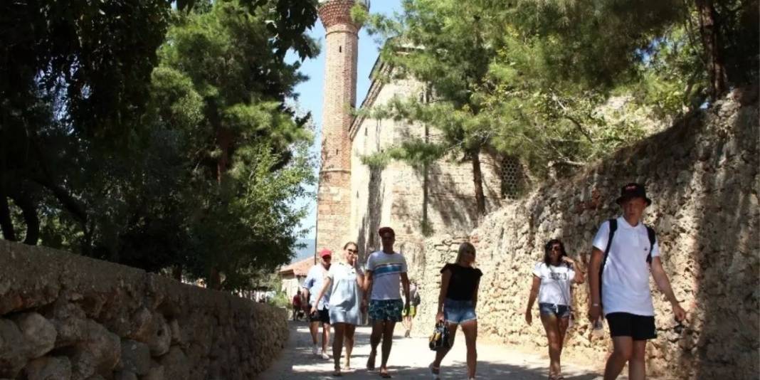 Alanya'nın camilerine yoğun ilgi! Turistler oralara akın ediyor! 1