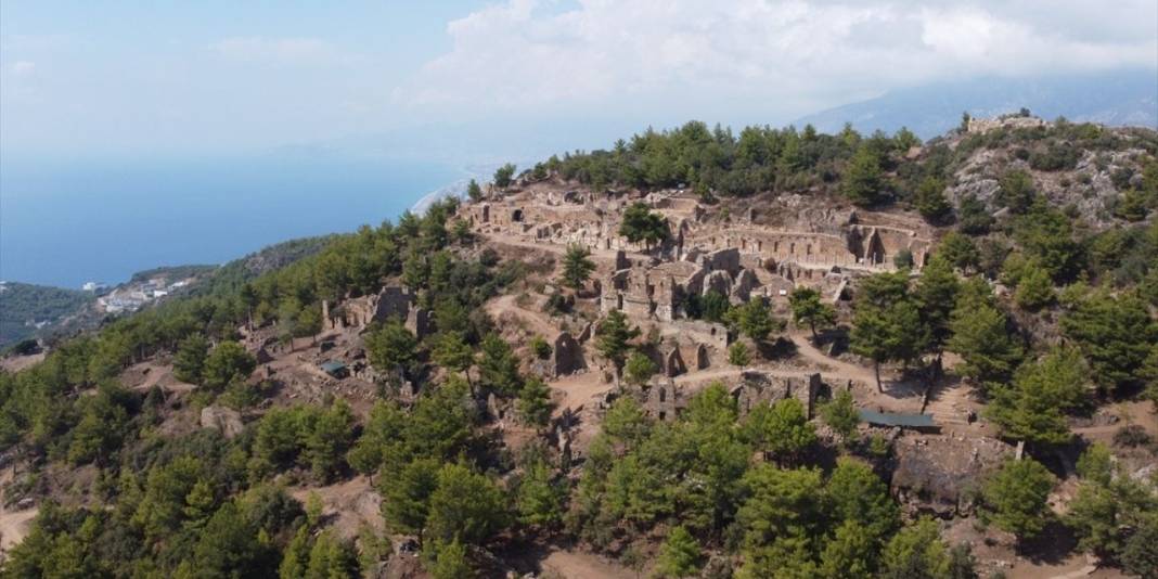 2 bin yıllık saklı hazine gün yüzüne çıkarıldı: Sütunlar kaldırılmaya başlandı! 4