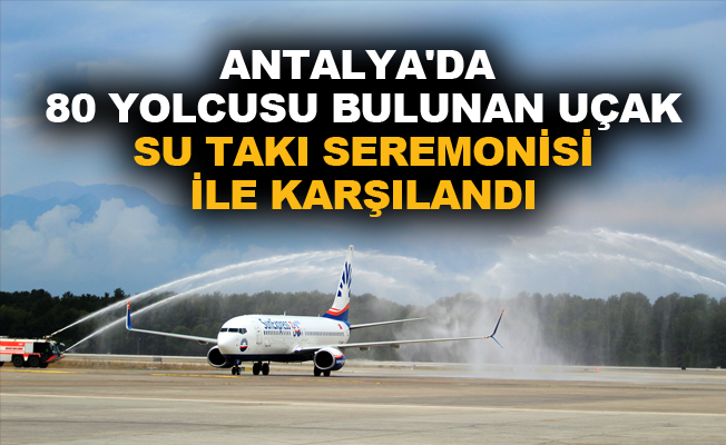 Antalya'da 80 yolcusu bulunan uçak su takı seremonisi ile karşılandı