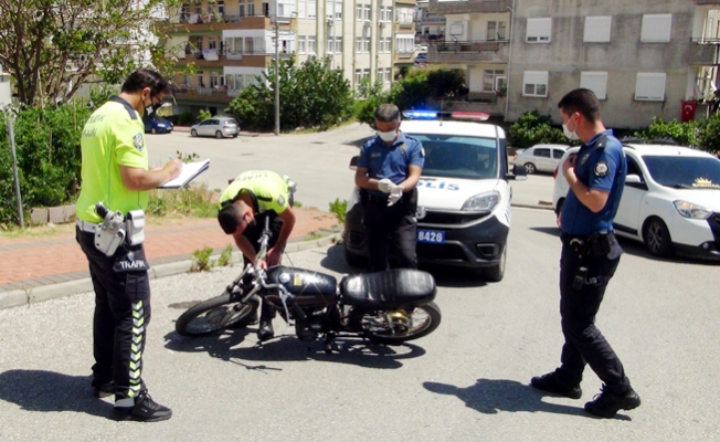 Karşılarında polisi gören 2 genç motosikleti bırakıp kaçtı