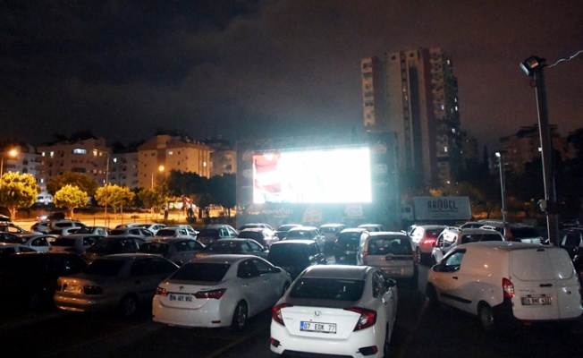 Antalya'da 'Arabada sinema' keyfi