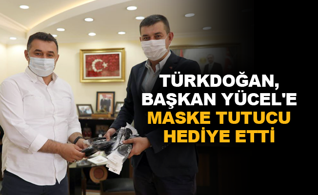 Türkdoğan, Başkan Yücel’e maske tutucu hediye etti