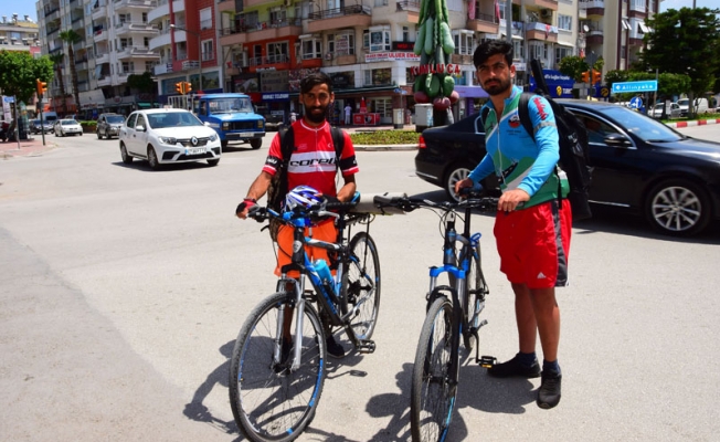 Bisikletle Türkiye turuna çıkan gençler Antalya'da mola verdi
