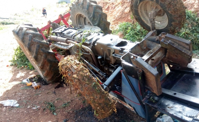 Traktörün altında kalan çiftçi ağır yaralandı