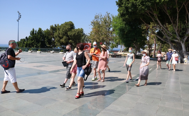 Antalya aylar sonra ilk turist kafilesini ağırladı