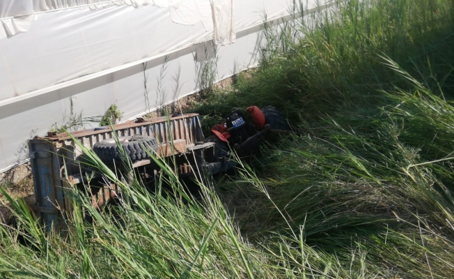 Antalya’da traktör devrildi: 1 ölü