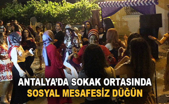 Antalya’da sokak ortasında sosyal mesafesiz ve maskesiz düğün