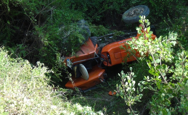 Manavgat'ta traktör uçuruma devrildi: 1 ölü, 1 yaralı
