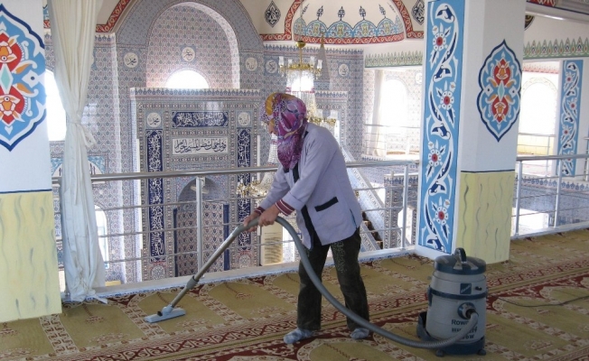 Kepez’in camilerinde temizlik