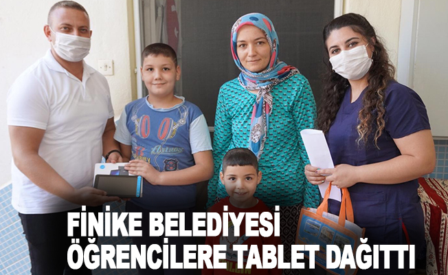 Finike Belediyesi öğrencilere tablet dağıttı