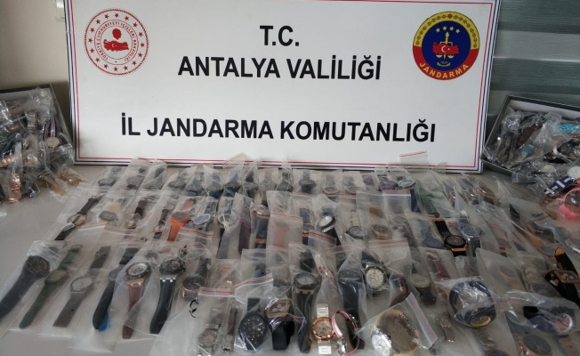 Antalya’da 588 Adet Kaçak Kol Saati Ele Geçirildi