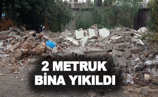 Antalya’da 2 metruk bina yıkıldı