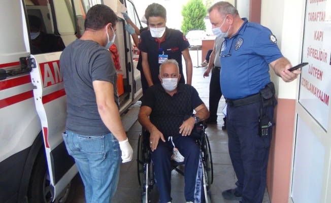 Polis, engelli adamı ambulansla hastaneye götürdü