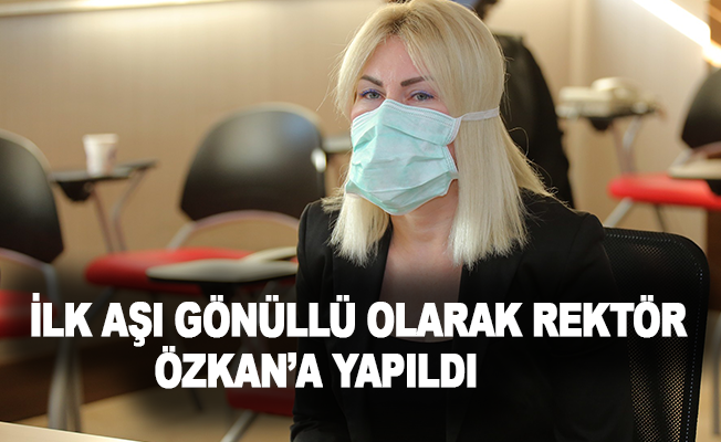 AÜ’deki ilk aşı gönüllü olarak Rektör Özkan’a yapıldı
