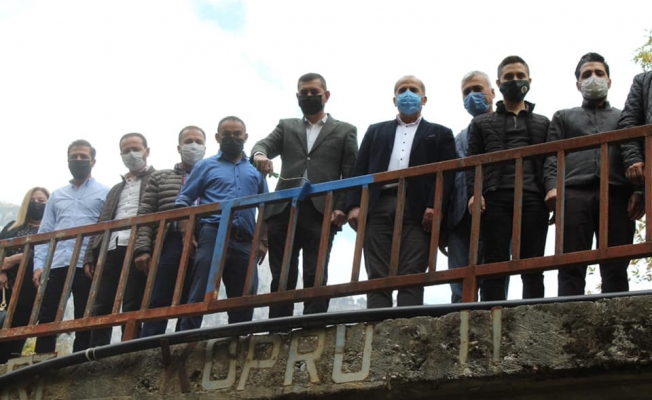 Alanya'da MHP'liler Bozkurt Köprüsü'nü boyadı