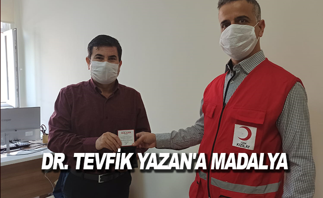 Dr. Tevfik Yazan'a madalya