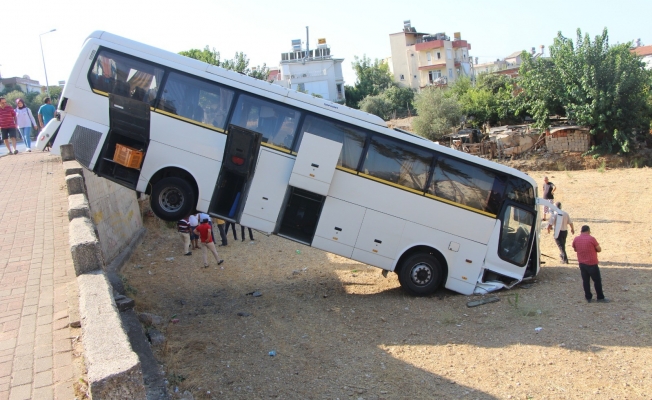 Freni Boşalan Otobüs İstinat Duvarından Aşağıya Uçtu