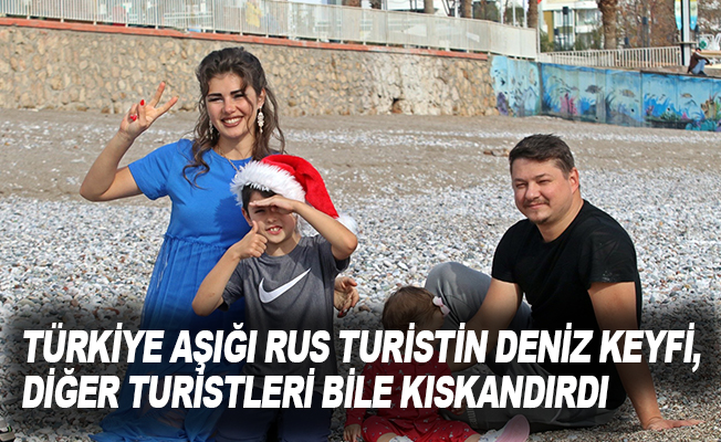 Türkiye aşığı Rus turistin deniz keyfi, diğer turistleri bile kıskandırdı