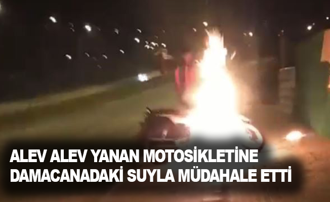Alev alev yanan motosikletine, damacanadaki suyla müdahale etti