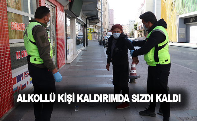 Antalya'da alkollü kişi, kaldırımda sızdı kaldı