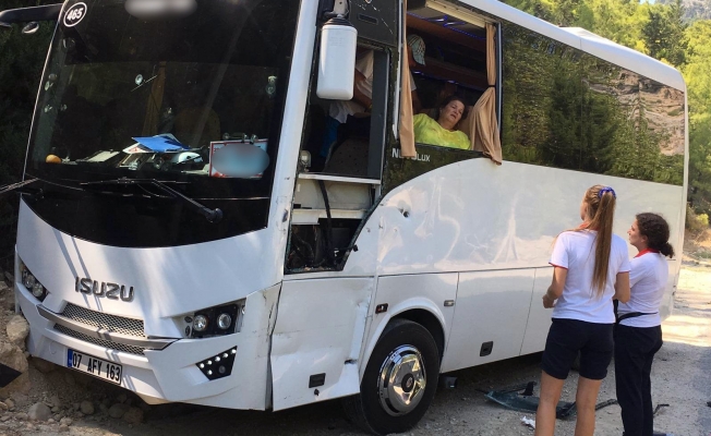 Antalya'da Yolcusunu Unutan Tur Otobüsü Kaza Yaptı: 2 yaralı