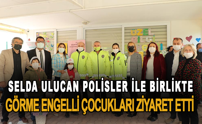 Selda Ulucan polisler ile birlikte görme engelli çocukları ziyaret etti