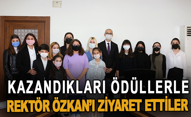 Kazandıkları ödüllerle Rektör Özkan'ı ziyaret ettiler