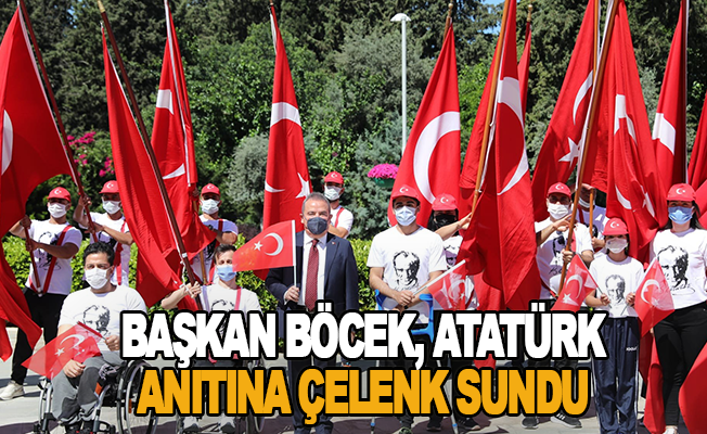 Başkan Böcek Atatürk Anıtına çelenk sundu