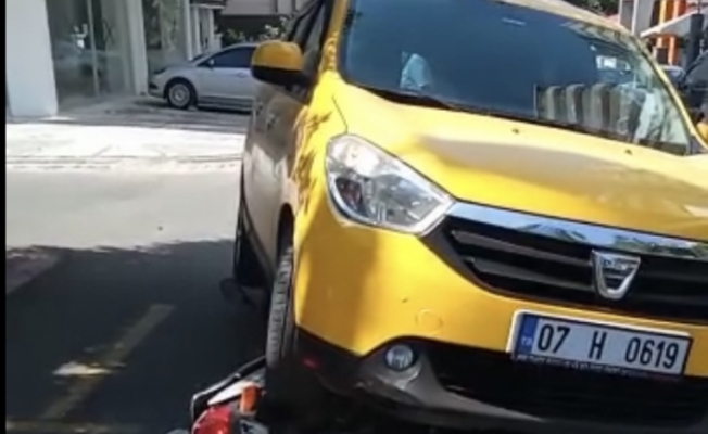 Alanya’da ticari taksi ile motosiklet çarpıştı