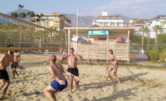 Alanya’da plaj voleybol turnuvasına yoğun ilgi