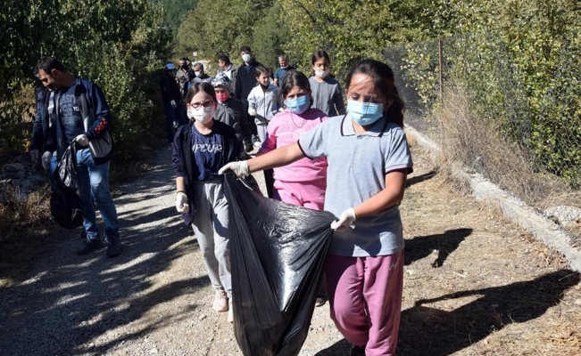 Eğirdir’de öğrenciler milli park ve göl kıyısında 40 poşet çöp topladı