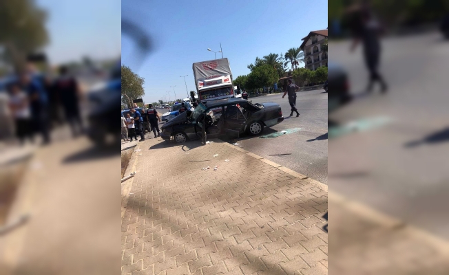 Antalya’da feci kaza: Baba oğul araç içinde sıkıştı