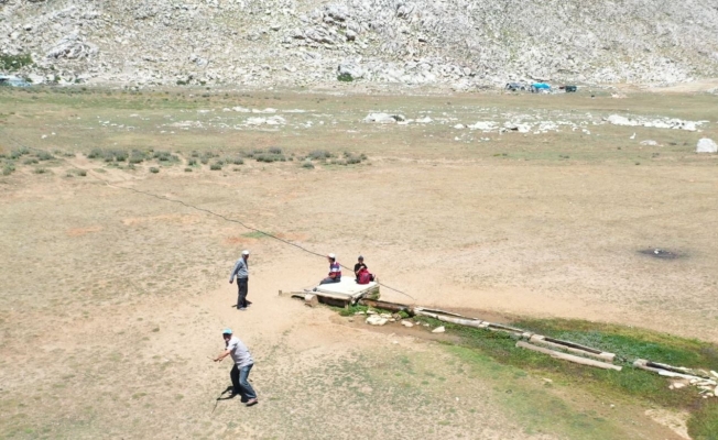 Antalya’da 2 bin 500 rakımlı yaylada drone gören çoban sopa ile drone kovaladı