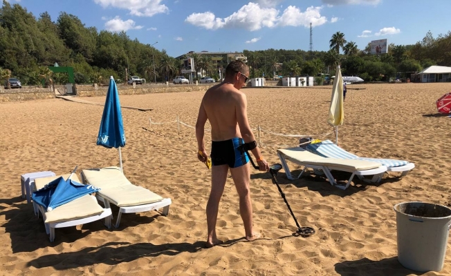 Sezon bitti, Rus turist elinde dedektörle sahile koştu