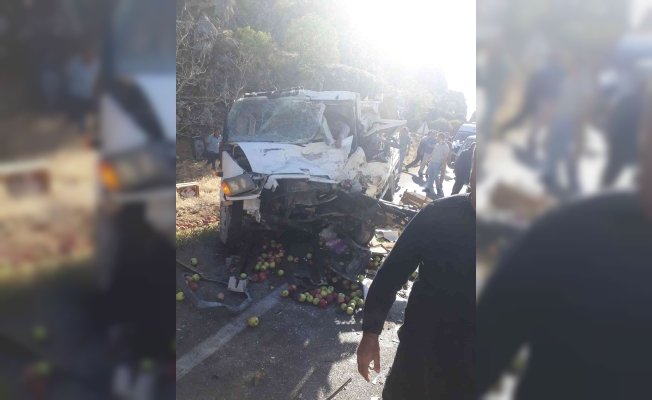 Isparta’da minibüs ile kamyonet çarpıştı: 1 ölü, 6 yaralı