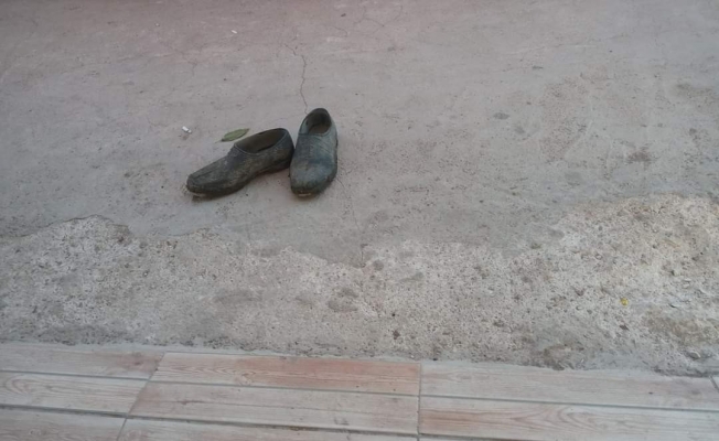 (Özel) Market kirlenmesin diye çamurlu ayakkabılarını çıkarıp çoraplarıyla içeri girdi