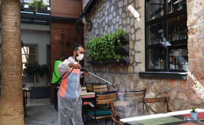 Muratpaşa Belediyesi’nden festival öncesi Kaleiçi’nde dezenfekte  çalışması