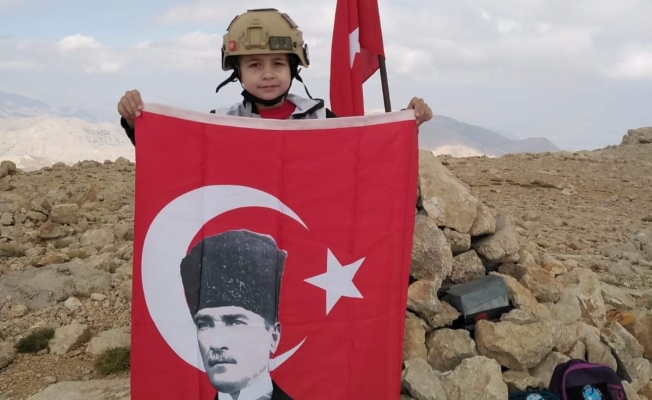 Kartal, 3 bin metre zirvede Türk bayrağı açtı