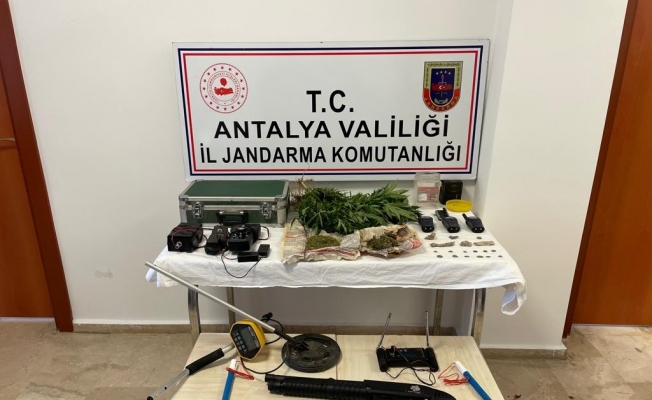 Antalya’da uyuşturucu ve tarihi eser operasyonu