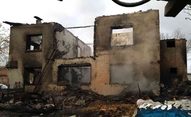 Burdur’da çıkan yangında iki katlı ev kullanılamaz hale geldi
