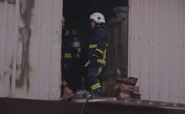 Yangında mahsur kalanlar olduğu söylenince ekipler demir kapıyı keserek içeri girdi