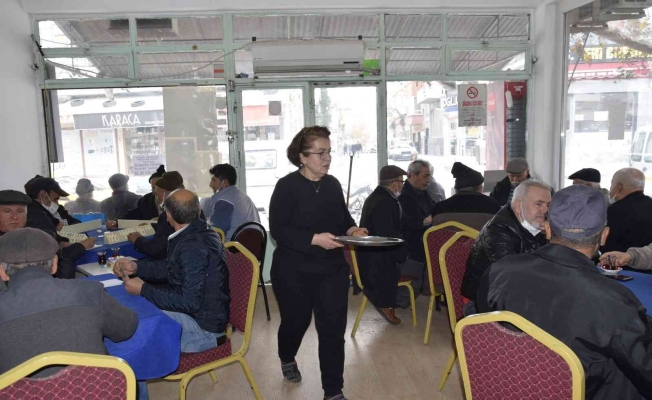 Burdurlu kadın gençlerin marka takıntısı sebebiyle iş yerini kapatıp kahvehane açtı