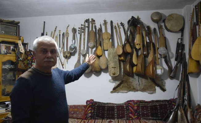 35 yıldır topladığı çalgılar ile evin bir odasını müze yaptı