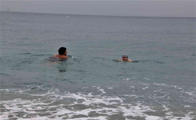 Meteoroloji tarafından ‘turuncu’ kod ile uyarılan Antalya’da turistlerin deniz keyfi