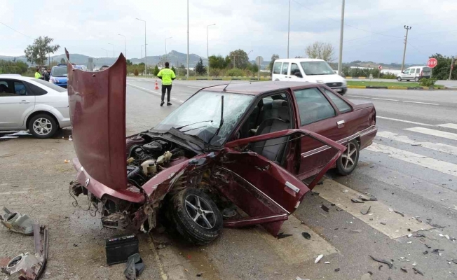 Antalya’da otomobiller çarpıştı: 3 yaralı