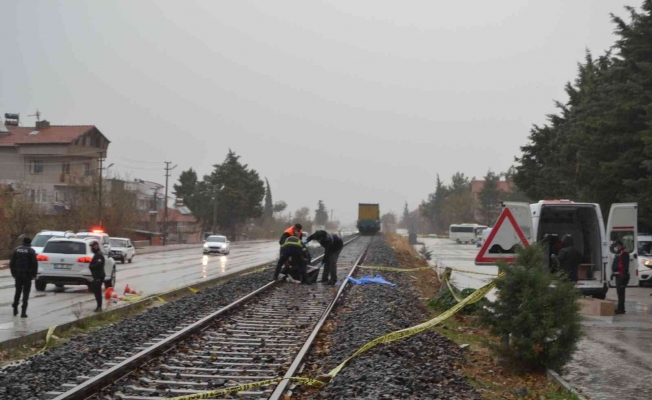 Demiryolundan karşıya geçmek isteyen kadına yük treni çarptı: 1 ölü