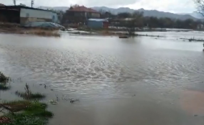 Aşırı yağışlar mahalleyi göle çevirdi
