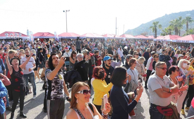 11. Alanya Uluslararası Yeni Yıl Pazarı açıldı