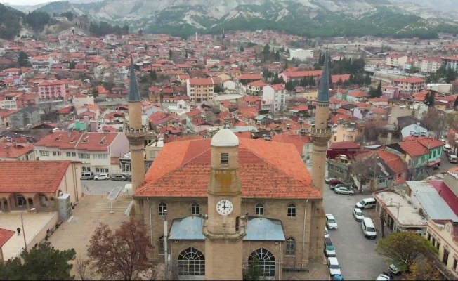 Depremin ardından ayağa kaldırılan tarihi saat kulesi ve Ulu Cami kendine hayran bıraktırıyor