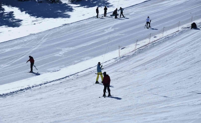 Salda gölü manzaralı kayak merkezi sezonu açtı